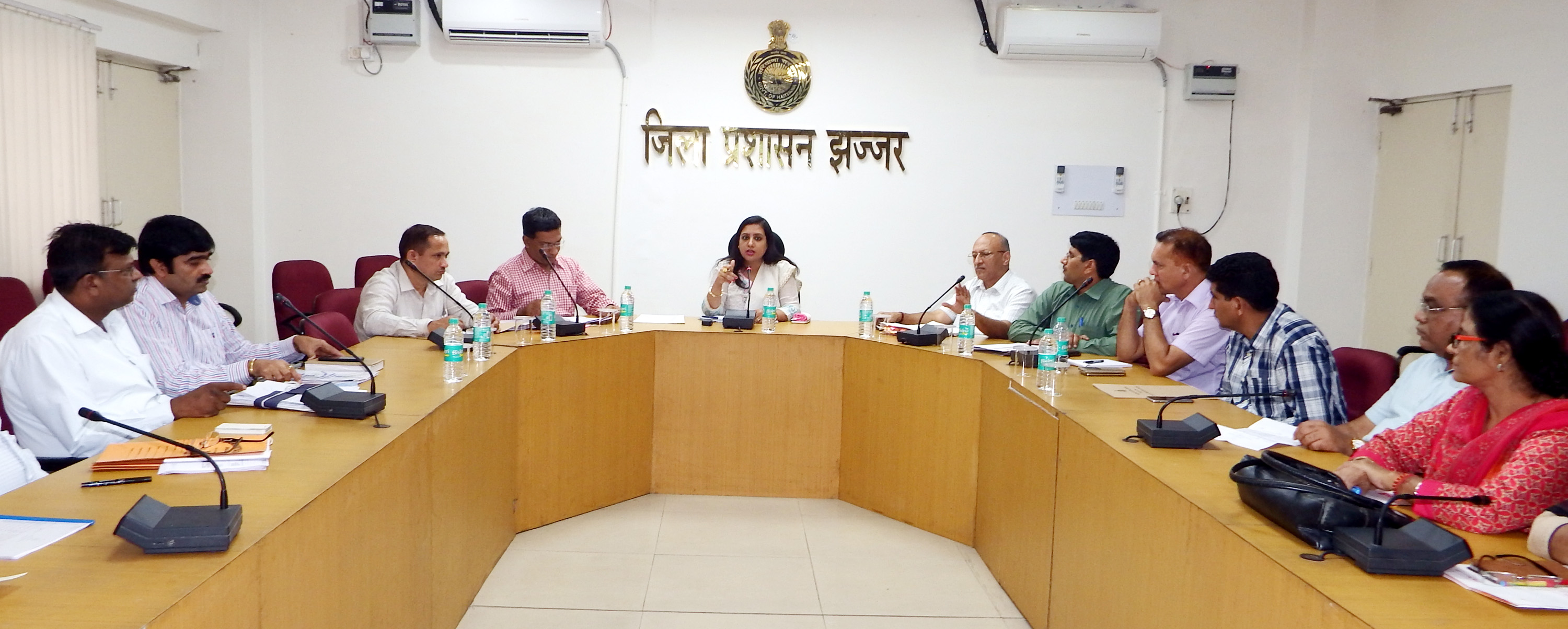 उपायुक्त सोनल गोयल ने लघु सचिवालय में अधिकारियों की बैठक की अध्यक्षता