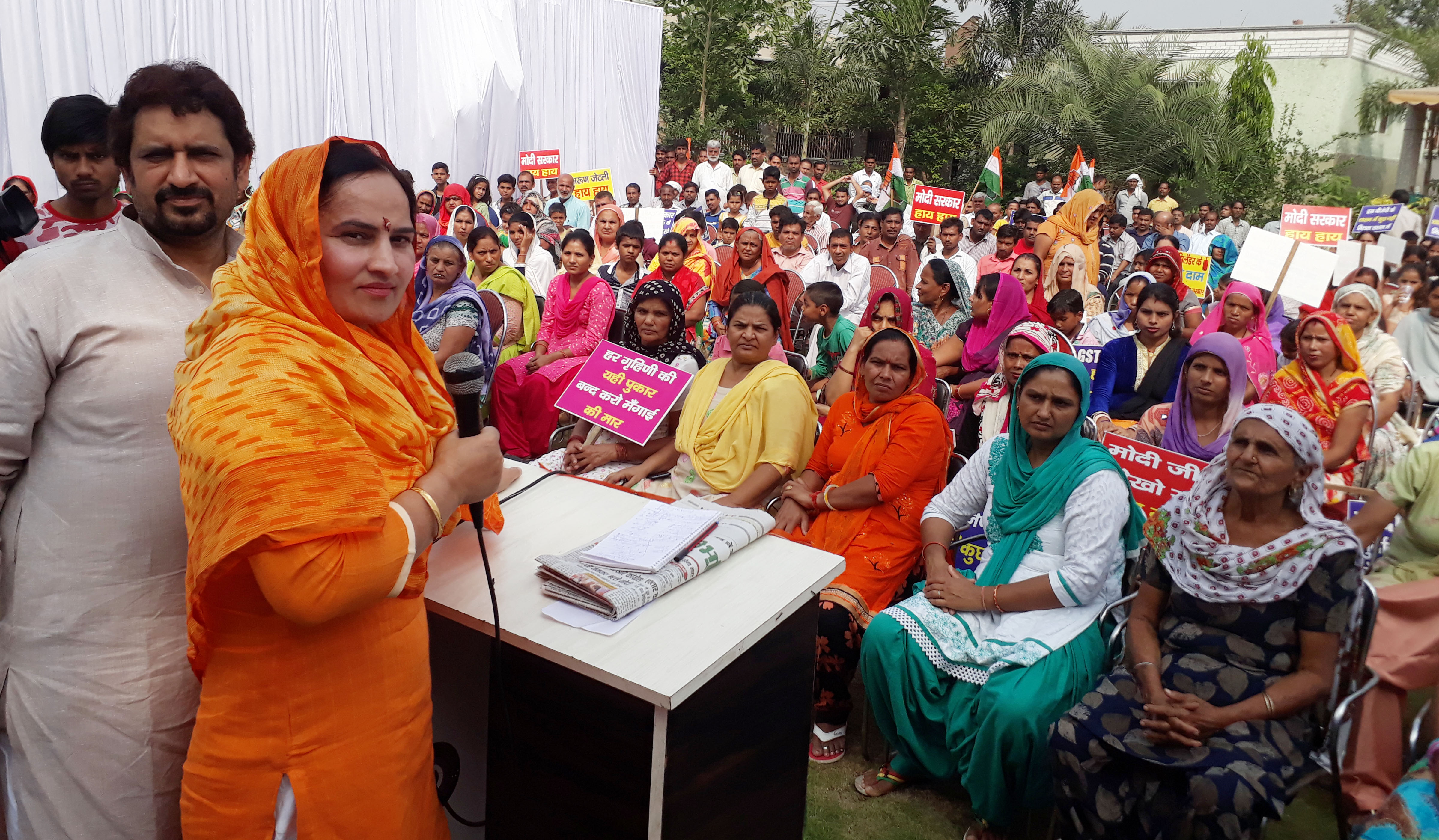 कांग्रेसी पार्षद नीना सतपाल राठी ने गैस के बढ़े दामों को लेकर प्रधानमंत्री मोदी का फूंका पुतला