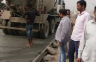 निर्धारित मानकों का उल्लंघन कर हो रहा था सड़क निर्माण, पार्षदों व पार्षद प्रतिनिधियों ने ठेकेदार को दी निर्धारित मानकों अनुसार  सड़क निर्माण करने  हिदायत