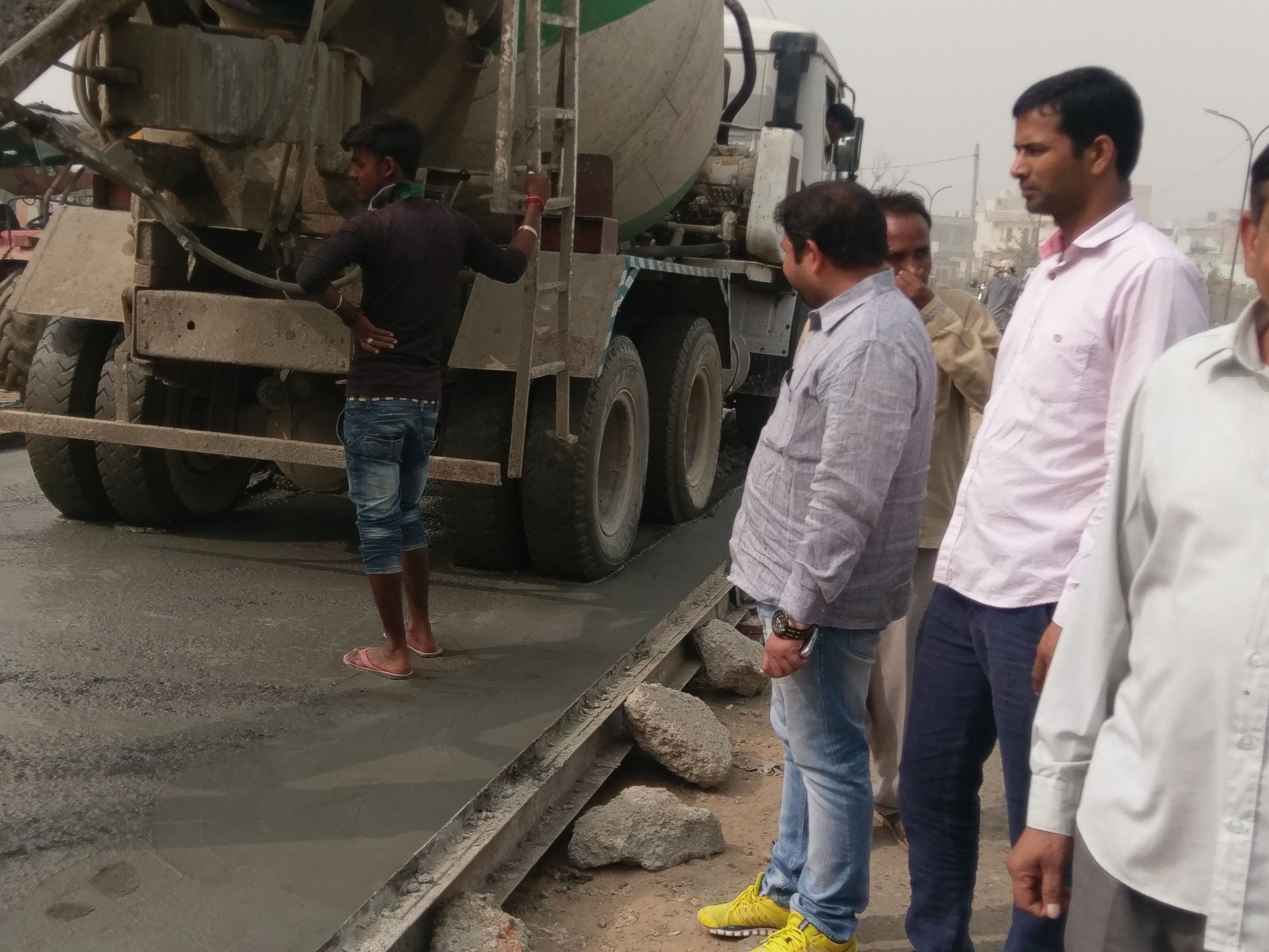 निर्धारित मानकों का उल्लंघन कर हो रहा था सड़क निर्माण, पार्षदों व पार्षद प्रतिनिधियों ने ठेकेदार को दी निर्धारित मानकों अनुसार सड़क निर्माण करने हिदायत