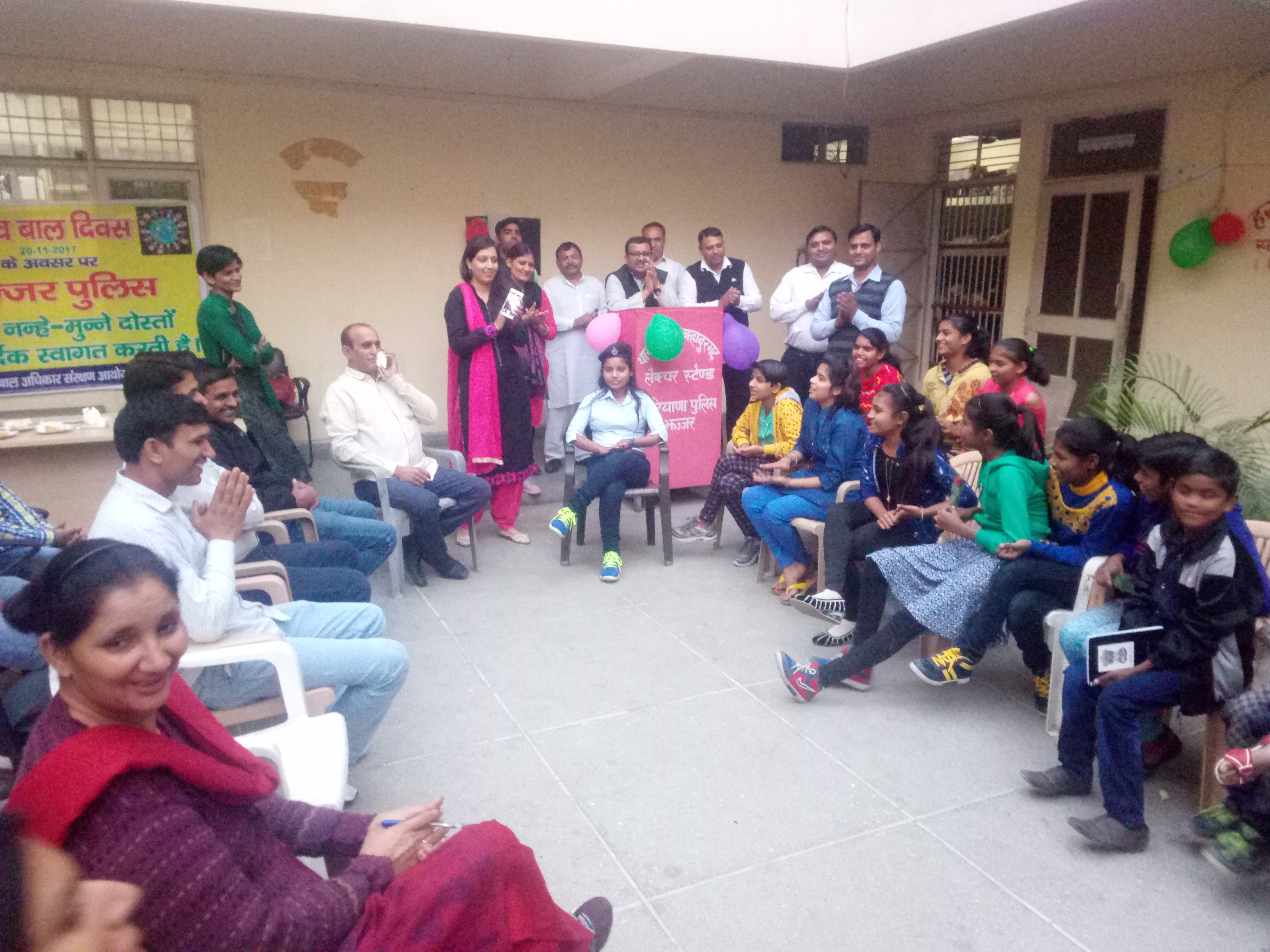 नन्हे-मुन्नों ने संभाला पुलिस थाने का चार्ज, पुलिस की कार्यप्रणाली से रूबरू हुए अपना घर के बच्चे