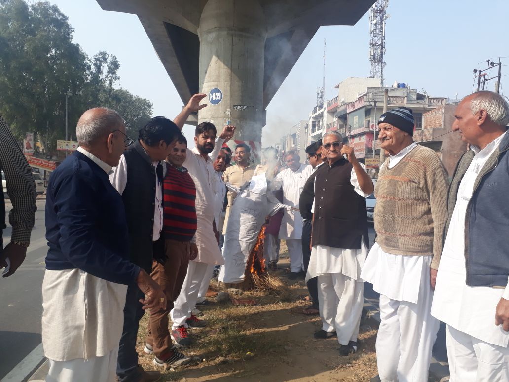 इनेलो कार्यकर्ताओं ने कर्मबीर राठी के नेतृत्व में जलाया सांसद शशि थरूर का पुतला