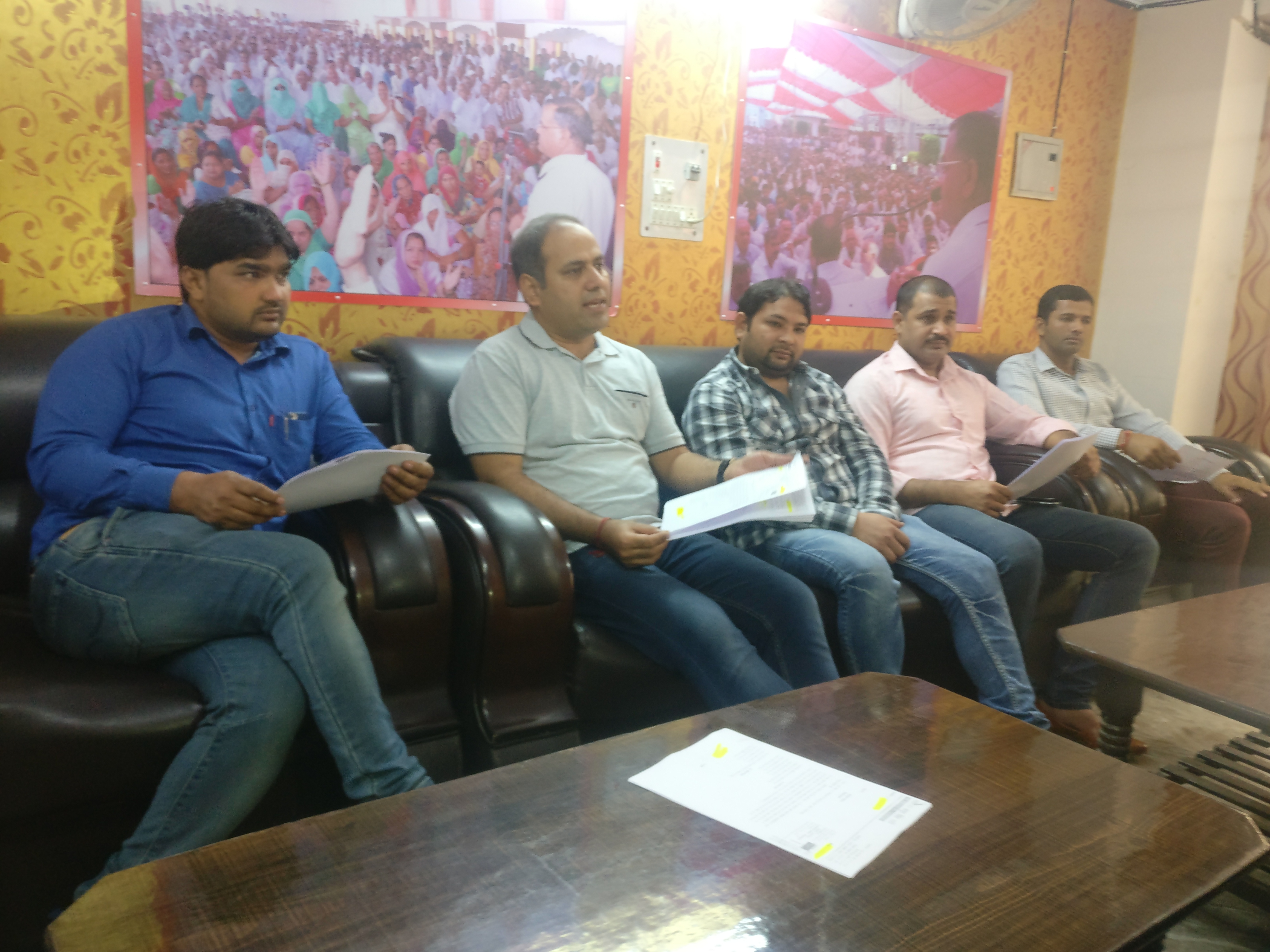 पार्षदों ने रेट में धांधली के बाद अब वार्डों में स्ट्रीट लाइटें लगाने में भेदभाव के लगाए आरोप, समय सीमा खत्म होने के एक महीने बाद भी नहीं लगी पूरे शहर में स्ट्रीट लाइटें