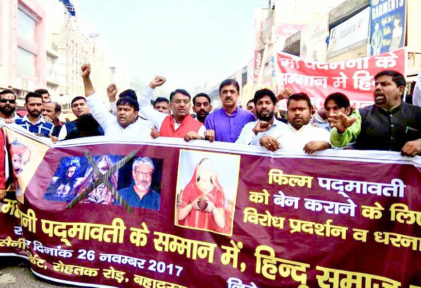 महारानी पद्मावती के सम्मान में राजपूत सभा के साथ बहादुरगढ़ के हिन्दू संगठन उतरे रोड़ पर।