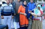 समाजसेवी सतवंती मोर व रतन सिंह मोर ने गरीबो को बांटे सर्दी के गर्म-कपड़े