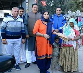 समाजसेवी सतवंती मोर व रतन सिंह मोर ने गरीबो को बांटे सर्दी के गर्म-कपड़े