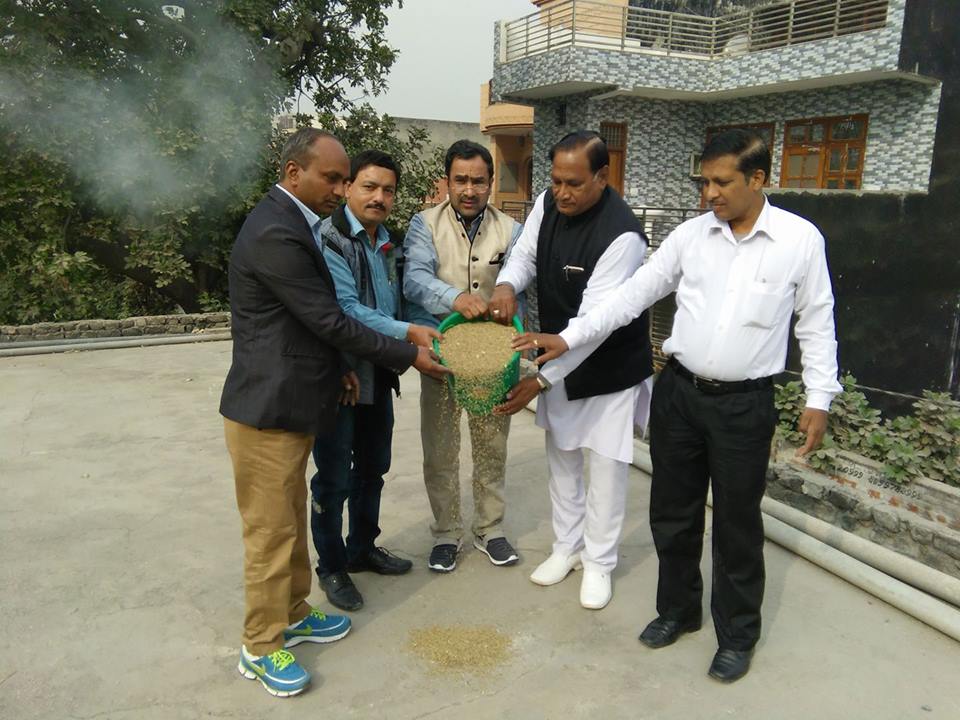 समिति ने अग्रवाल कॉलोनी पार्क में पक्षियोंं के लिए की दाना-पानी व्यवस्था