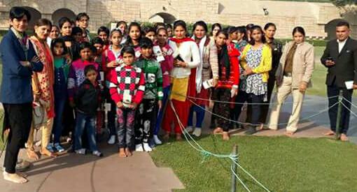 सेक्टर-6 स्थित अपना घर के बच्चों को करवाया दिल्ली भ्रमण