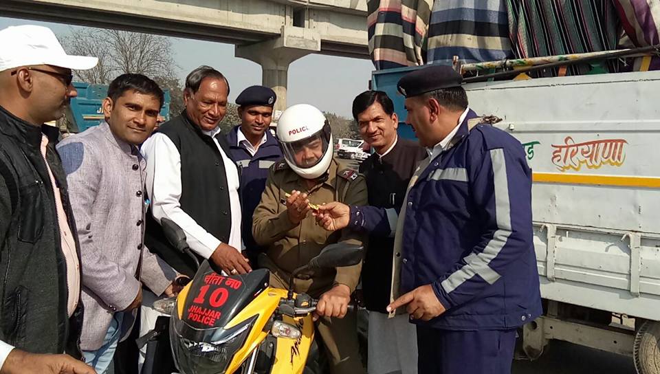 ट्रैफिक पुलिस ने बहादुरगढ़ में चलाया जागरूकता अभियान