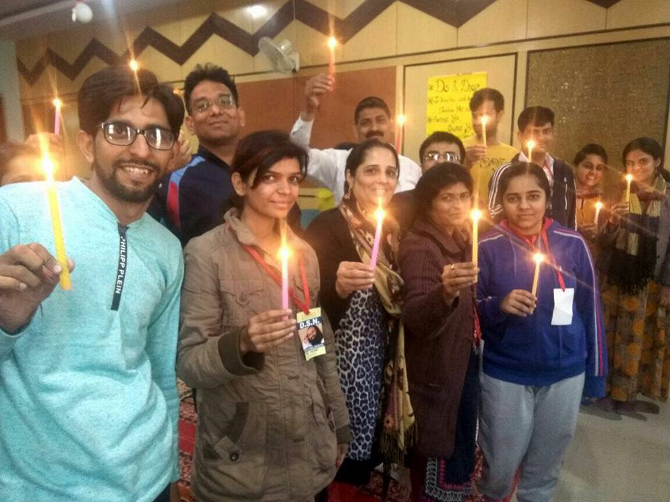 आर्ट ओफ़ लिविंग कोर्स में सिखाई तनावमुक्त जीवन जीने की कला