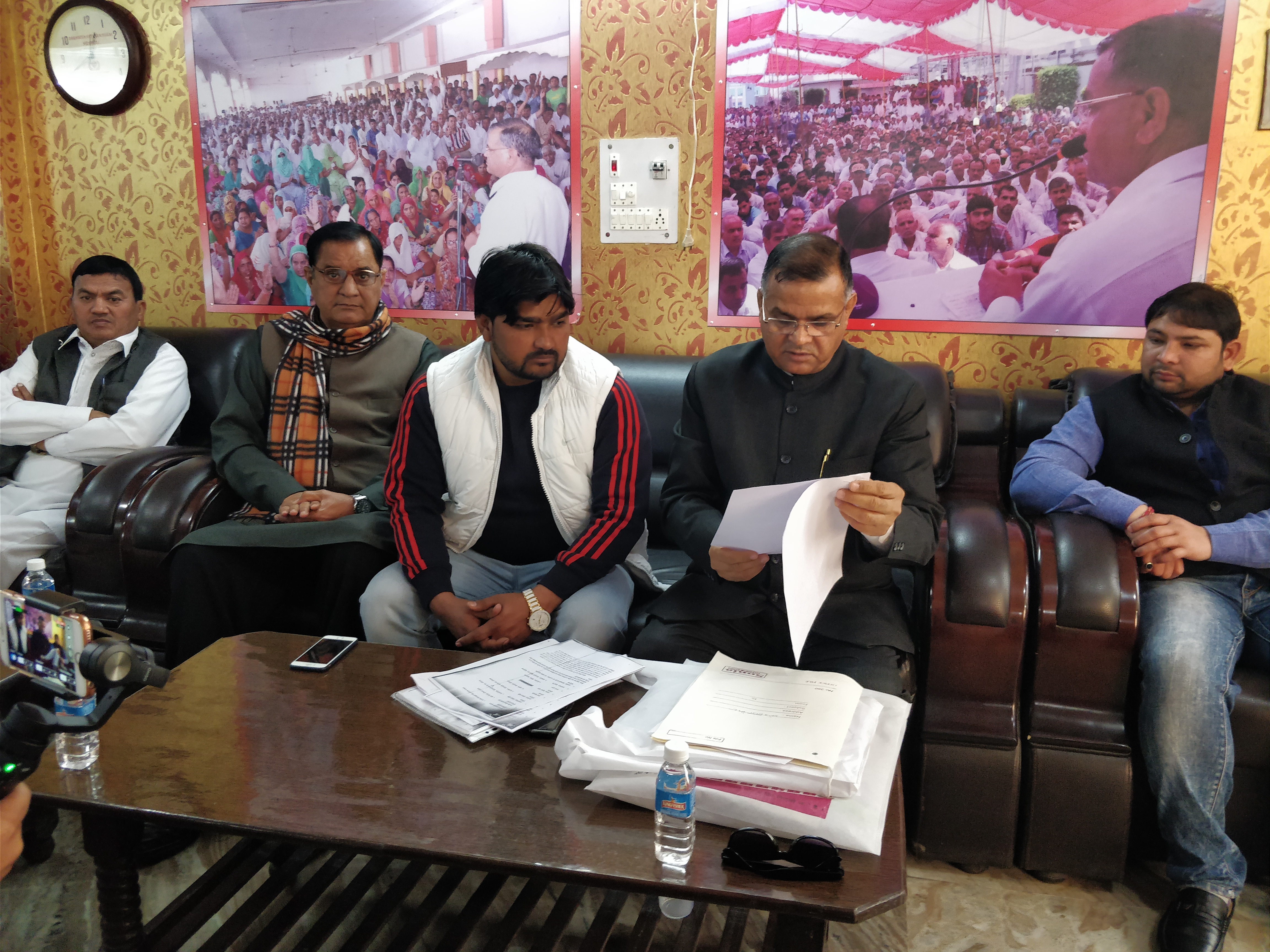 अगर एक सप्ताह में सरकारी जमीन पर हो रहा कब्जा नहीं रोका गया तो जनता के साथ उतरेंगे सडकों पर: नफे सिंह राठी, पब्लिक प्रोपर्टी पर अवैध कब्जे रोकने के लिए प्रशासन को एक सप्ताह का अल्टीमेटम : नफे सिंह राठी, पूर्व विधायक
