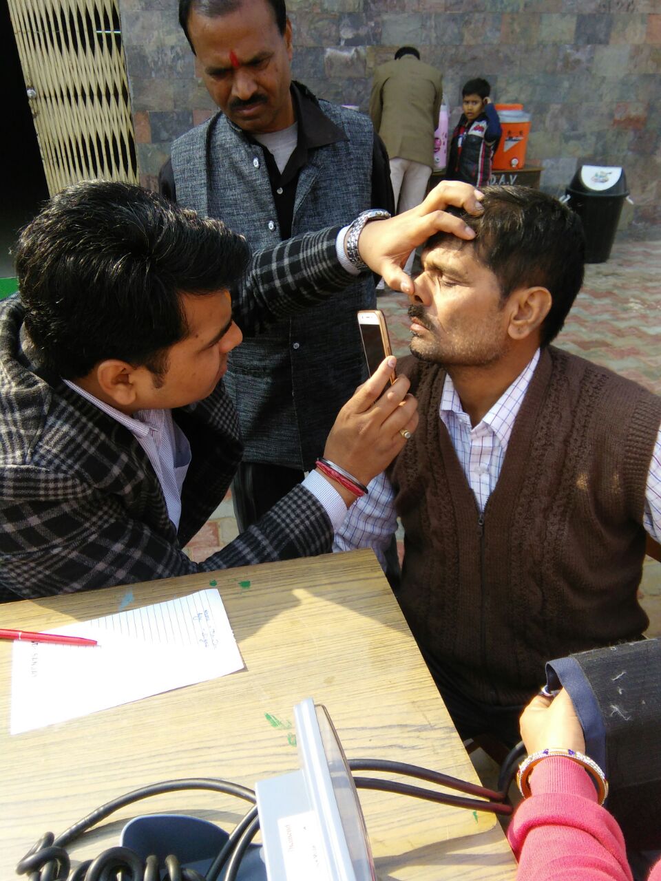 मकर संक्रांति पर संजय हॉस्पिटल ने लगाया स्वास्थ्य जांच शिविर 230 लोगों की जांच ।शूगर ,बीपी और ईसीजी के साथ निशुल्क दवाईयां भी दी गई।