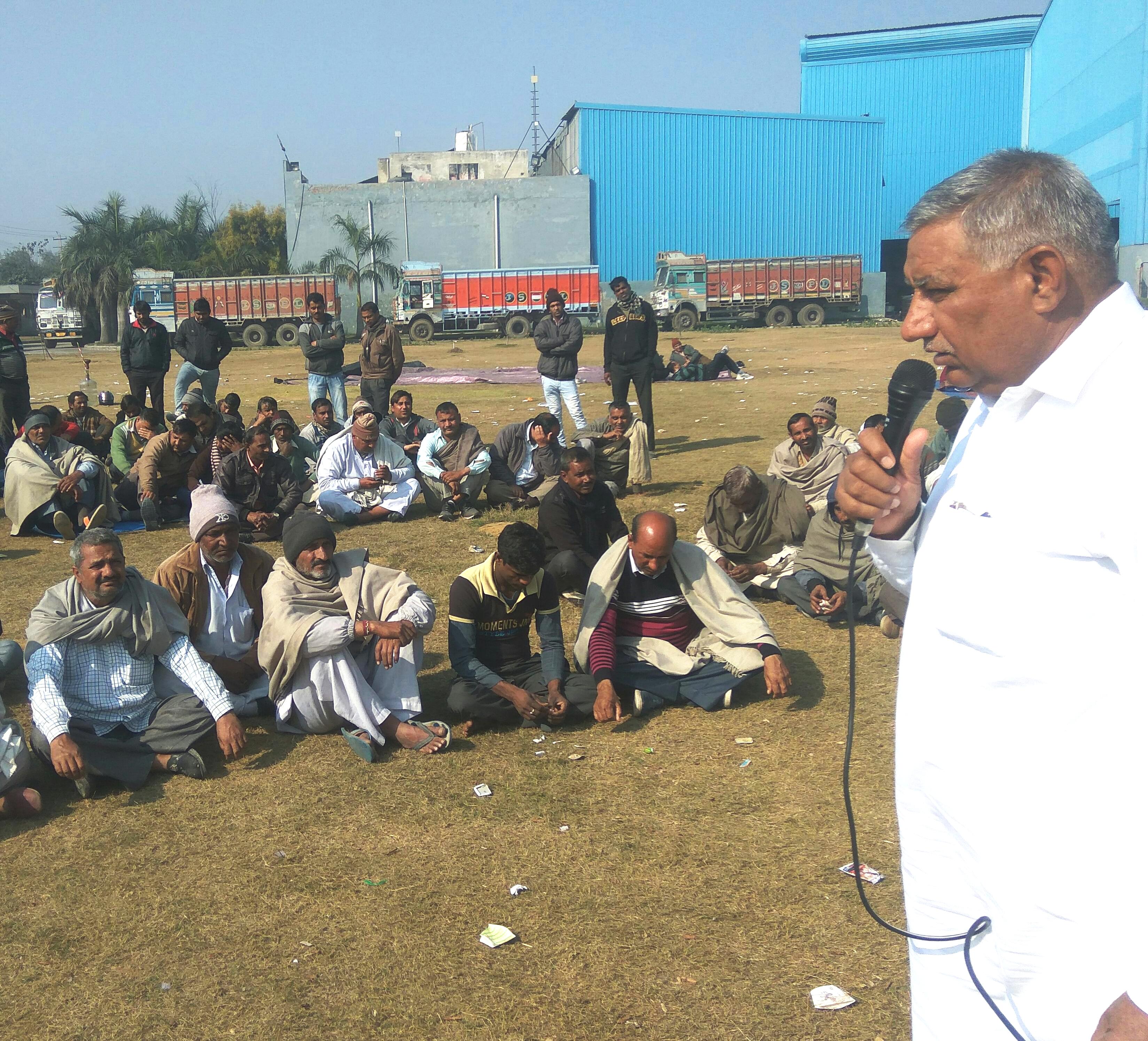 एलाइड स्ट्रीप कंपनी के बाहर धरना दे रहे ट्रास्पोर्टरों को मिला इनेलो का समर्थन,  जिलाध्यक्ष कर्मबीर बोले- प्रशासन कराए ट्रास्पोर्टरों के बकाया किराए का भुगतान