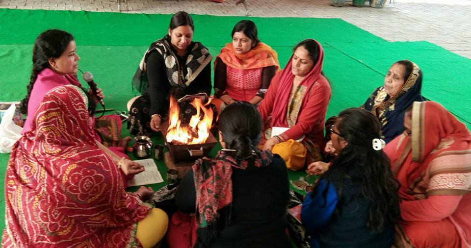 आस्था महिला योग केंद् ने बसंत पंचमी पर किया हवन यज्ञ का आयोजन।