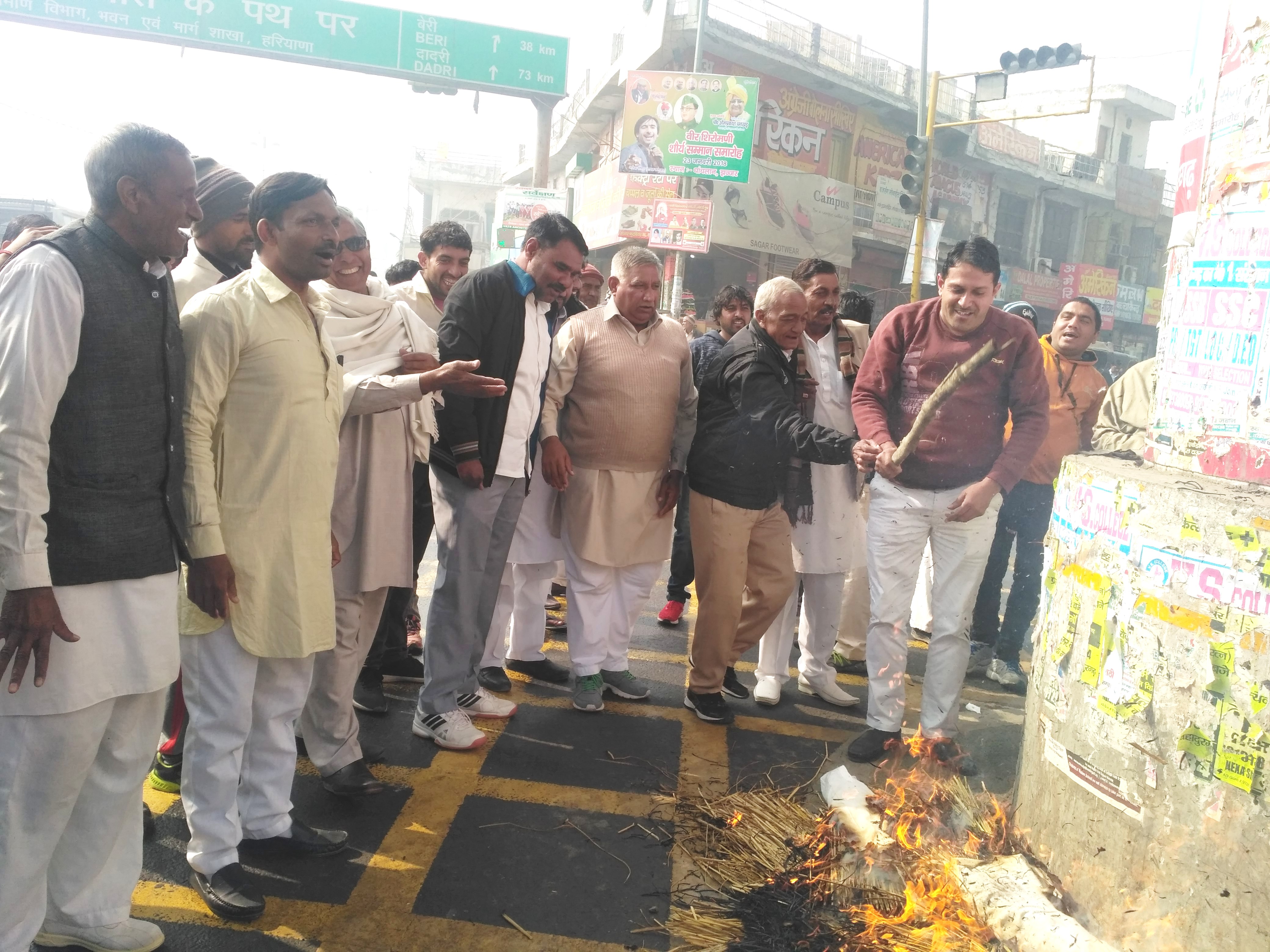 इनेलो ने बलात्कार की घटनाओं पर अंकुश लगाने में नाकाम खट्टर सरकार का फूंका  पुतला