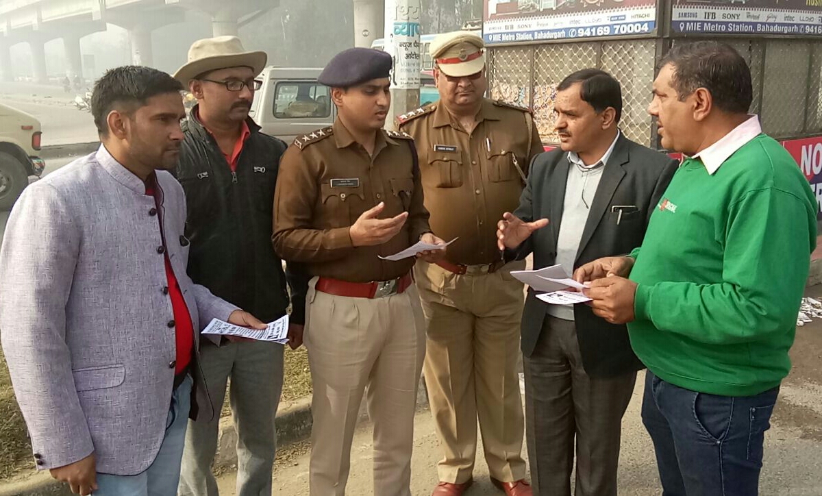 झज्जर पुलिस ने चलाया ट्रैफिक नियमों की पालना बारे विशेष जागरूकता अभियान, वाहन चालकों को पंपलेट देकर नशा करके वाहन न चलाने बारे किया गया जागरूक
