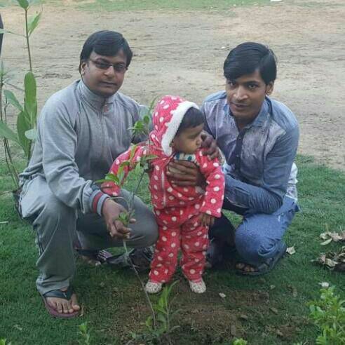 बेटी के जन्मदिन पर पेड़ लगाकर समाज में दिया पर्यावरण स्वच्छता का संदेश,   पेड़ और बेटी दोनों जीने का आधार --आशीष गोयल
