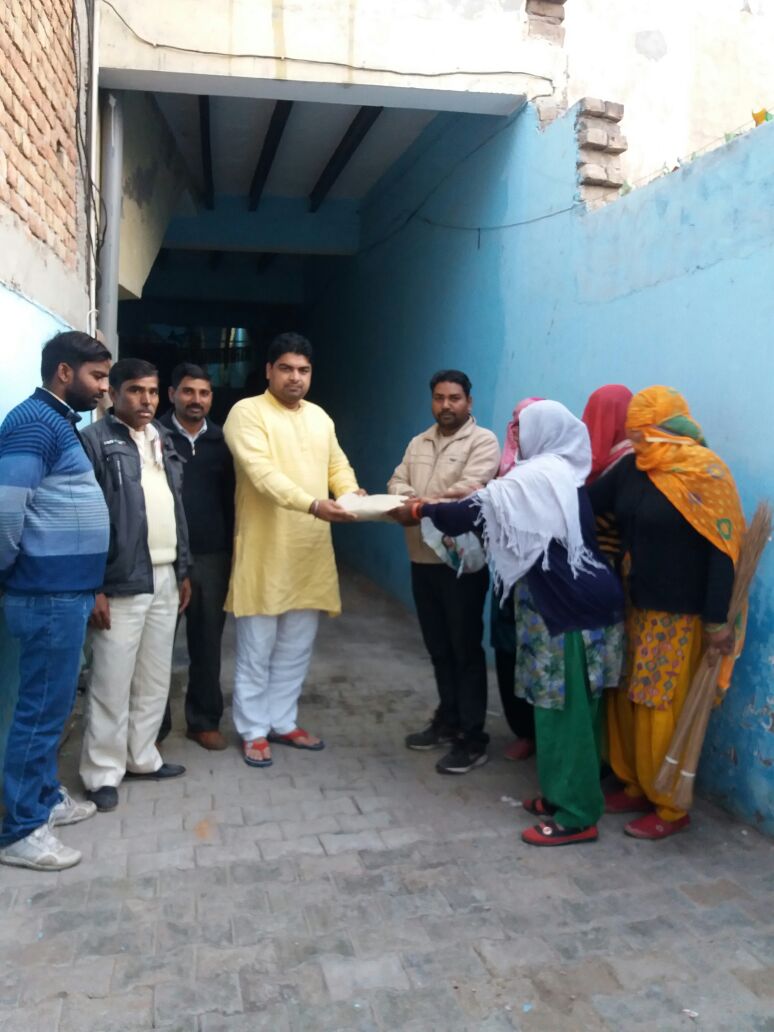 पार्षद सैनी ने सफाई कर्मचारिओं को वितरित की नई ड्रेस---सैनी
