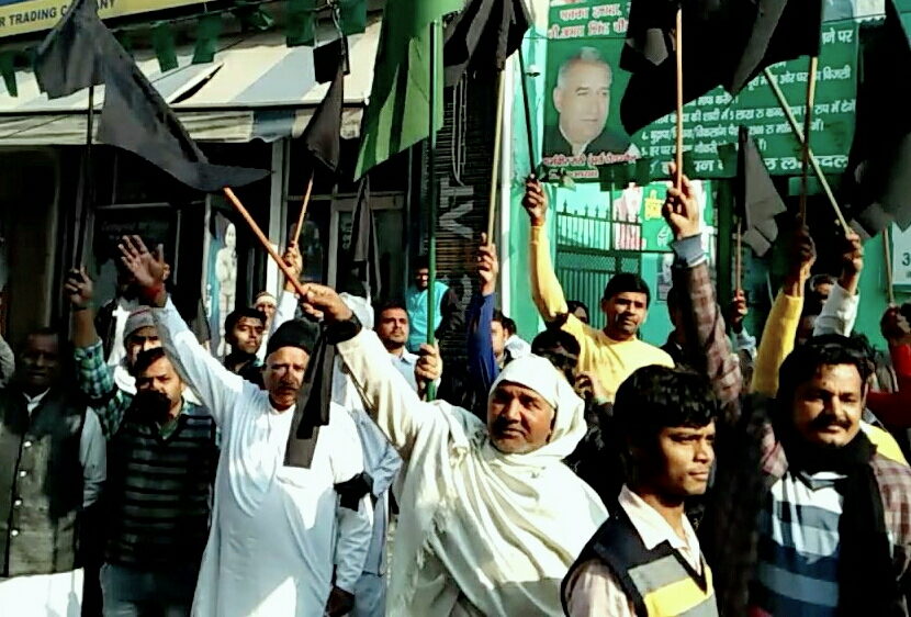 इनेलो जिलाध्यक्ष कर्मबीर की अगुवाई में भाजपा की मोटरसाईकिल रैली को कार्यकर्ताओं ने दिखाए काले झंड़े