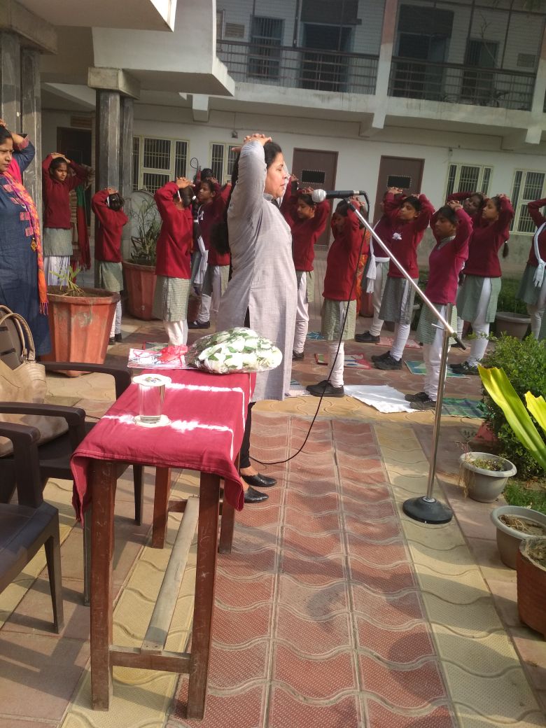 वैश्य आर्य कन्या सी. सै. विद्यालय में योग कक्षा का किया गया आयोजन, पौधारोपण व हवन यज्ञ का भी किया गया आयोजन।