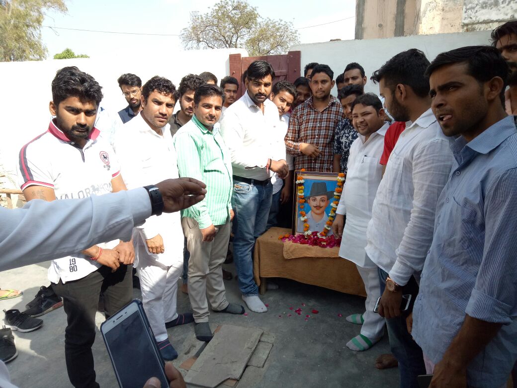 पार्षद शशि के कार्यालय में शहीदी दिवस पर शहीद भगत सिंह की प्रतिमा पर माल्यार्पण कर दी गई श्रद्धांजलि।