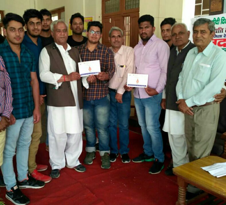 इनसो नेता जयंत वशिष्ठ ने साथियों के साथ रक्तदान कर युवाओं को दिया सामाजिक कार्यों में सहयोग का संदेश।
