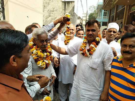 दयानंदनगर वार्ड 12 में गली नंबर 2 की अप्रोच गली का बुजुर्ग ने किया नारियल तोड़कर कर शुभारंभ