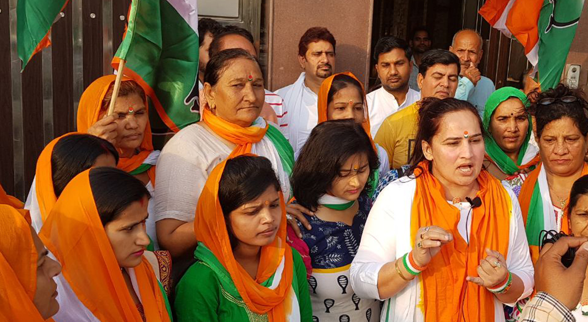 -प्रदेश महिला कांग्रेस महासचिव डा. नीना सतपाल राठी की अगुवाई में सैकड़ों महिलाएं हुई दिल्ली रवाना