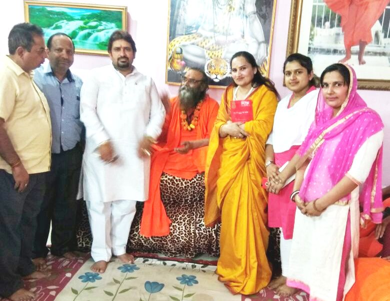 महामंडलेश्वर देवेंद्रानंद गिरि महाराज का हुआ अभिनंदन * कांग्रेस महिला प्रदेश महासचिव डा. नीना राठी सतपाल राठी सहित अनेक लोगों ने किया सम्मान