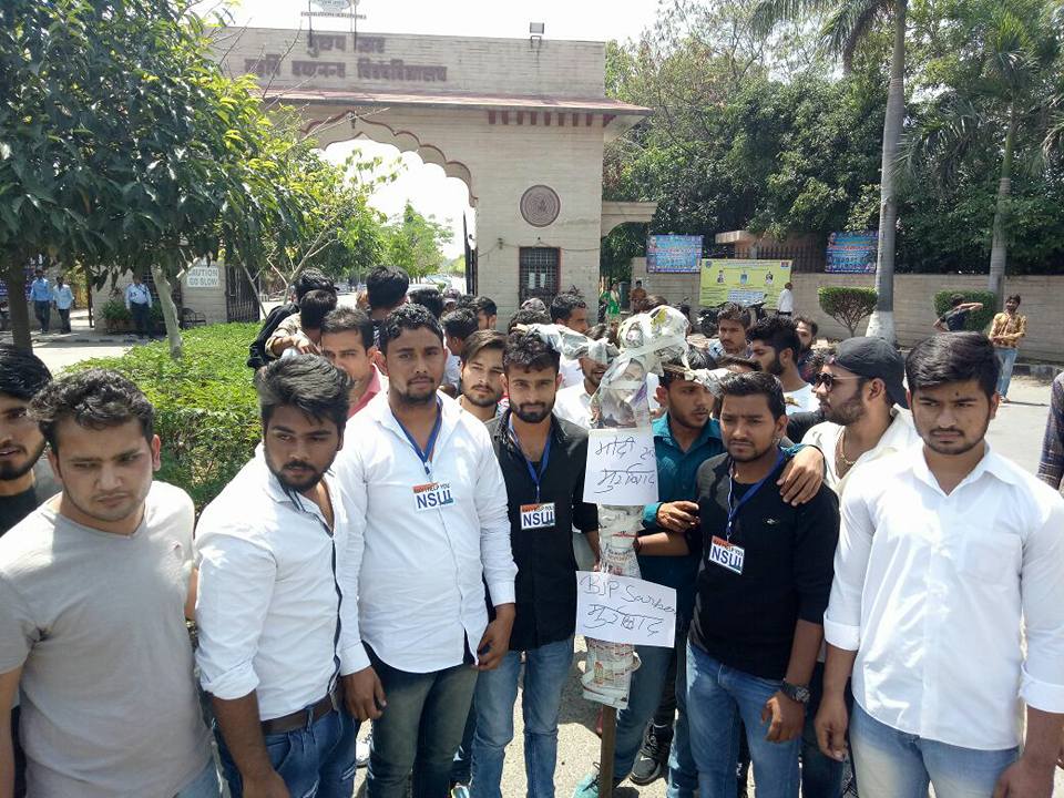 एससी-एसटी विद्यार्थियों के स्कॉलरशिप में भारी कटौती करने पर एनएसयूआई ने फूंका भाजपा सरकार का पुतला।