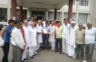 फीस वृद्धि से हताश अभिभावकों ने सौंपा ज्ञापन