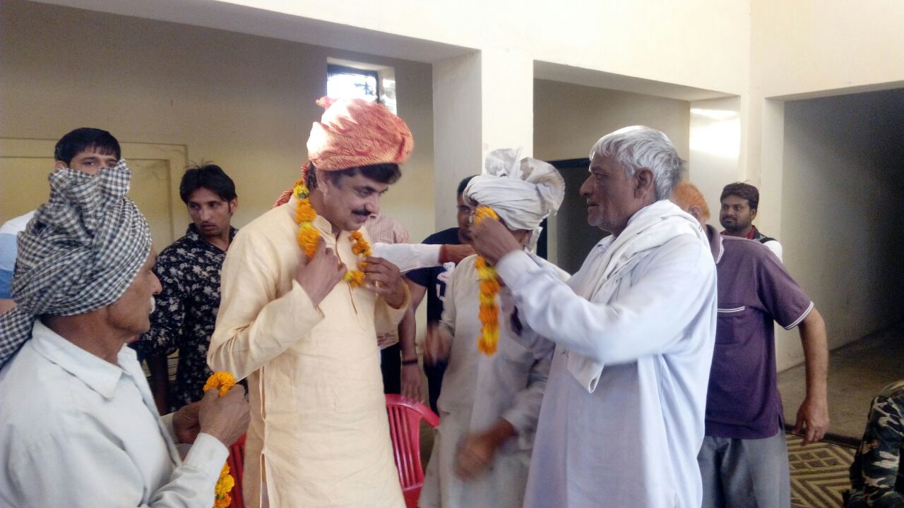 भाजपा जिलाध्यक्ष बिजेन्द्र दलाल ने जनसम्पर्क अभियान के तहत गांववालों से की मुलाकात