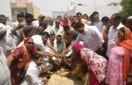 वार्ड नंबर-7 के शास्त्री नगर में पार्षद प्रवीण राठी ने अपने खर्च पर सीवर लाइन बिछाने के काम का किया किया शुभारंभ।
