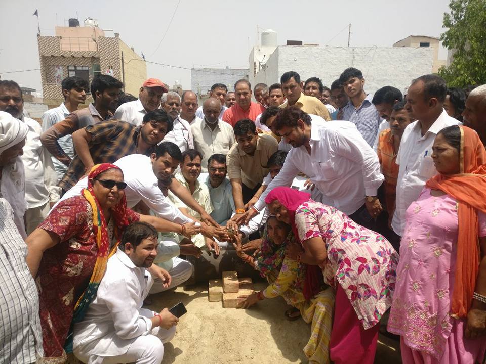 वार्ड नंबर-7 के शास्त्री नगर में पार्षद प्रवीण राठी ने अपने खर्च पर सीवर लाइन बिछाने के काम का किया किया शुभारंभ।