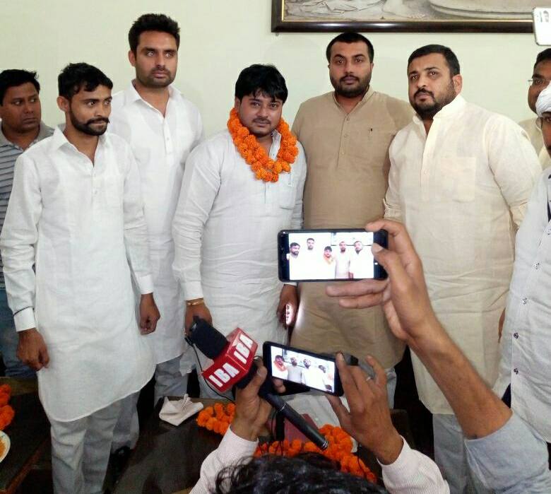 यूथ ब्रिगेड की झज्जर प्रीति गार्डन में हुई बैठक, दीपक देशवाल को बनाया जिला मीडिया प्रभारी  युवा कांग्रेस के राष्ट्रिय महासचिव जगदीप गोल्डी ने किया यूथ बिग्रेड का संबोधित
