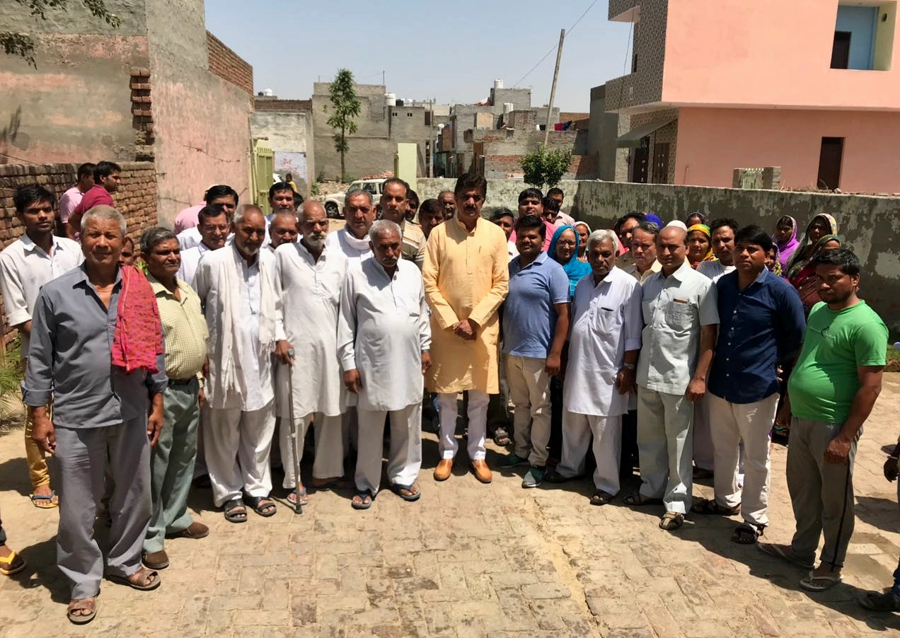 भाजपा सरकार के प्रति बढ़ रहा है लोगों का विश्वासः- बिजेन्द्र दलाल वार्ड 8 के नेताजी नगर में सुनी लोगों की समस्यायें , किया समाधान , जनसम्पर्क अभियान के तहत लोगों से लगातार मिल रहे हैं जिलाध्यक्ष
