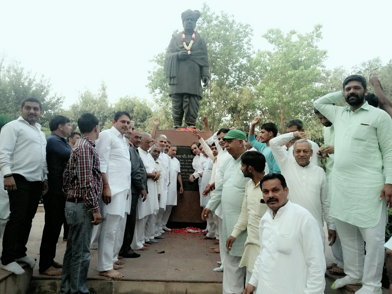 इनेलो कार्यकर्ताओं ने पुण्यतिथि पर दी जननायक देवीलाल को श्रद्धाजंलि