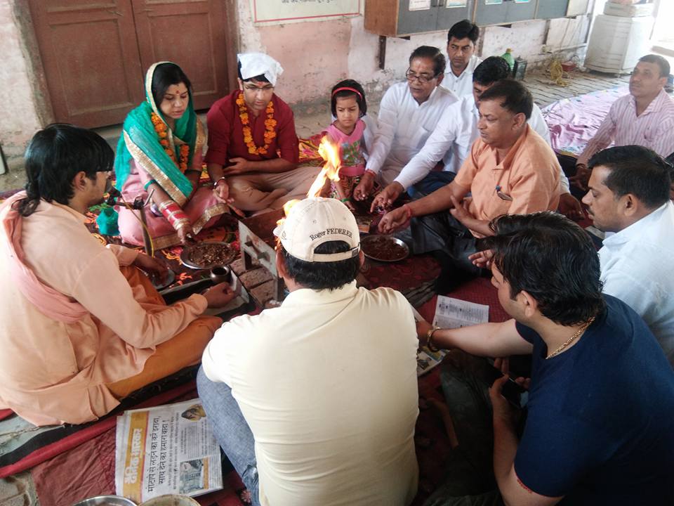 नवविवाहित जोड़े ने लिया जीवसेवा का प्रण