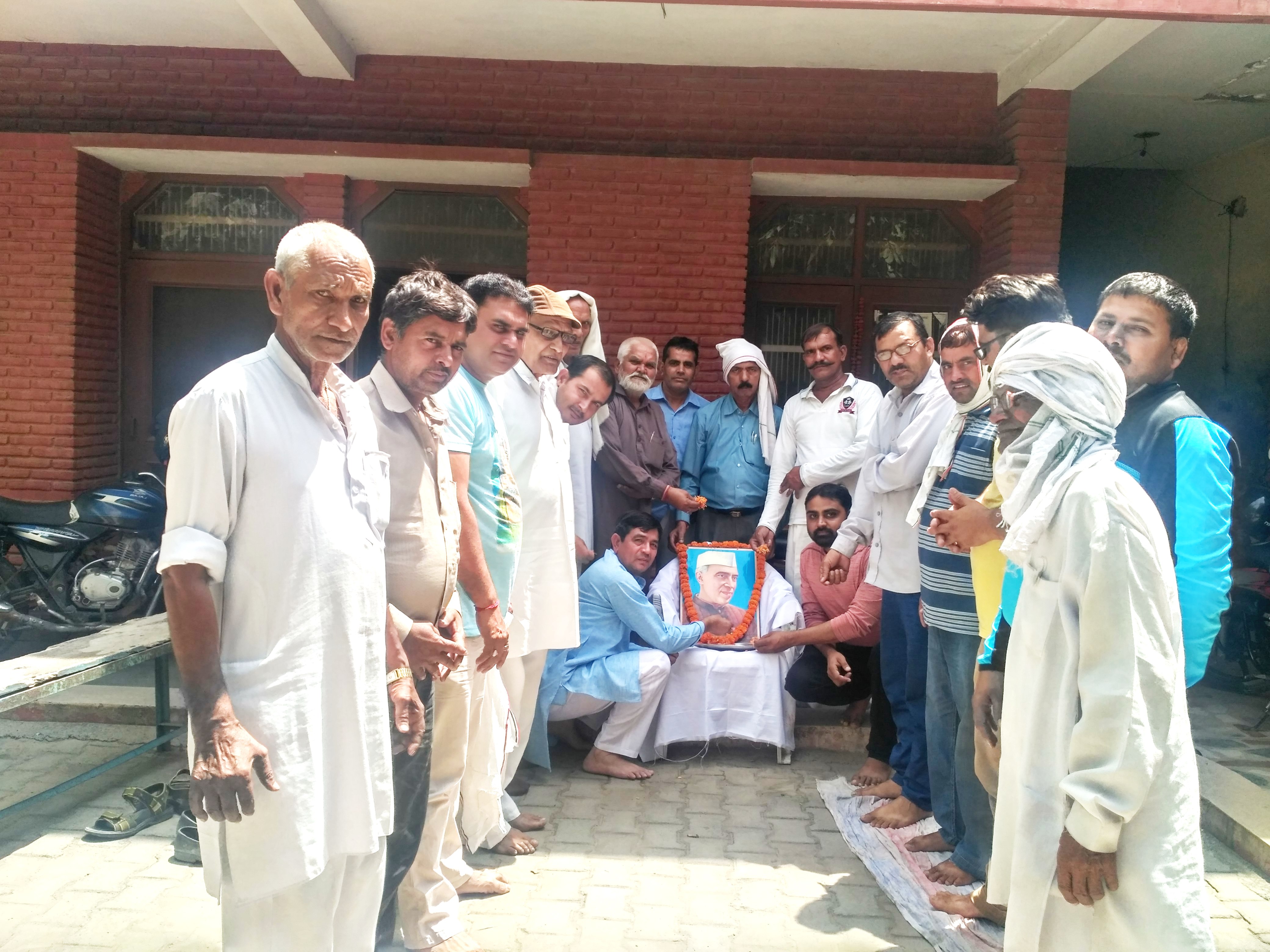 उच्च विचारों व दूरदर्शी सोच वाले नेता थे नेहरू: राजेंद्र जून * कांग्रेस कार्यकर्ताओं ने किया प्रथम पीएम नेहरू को नमन