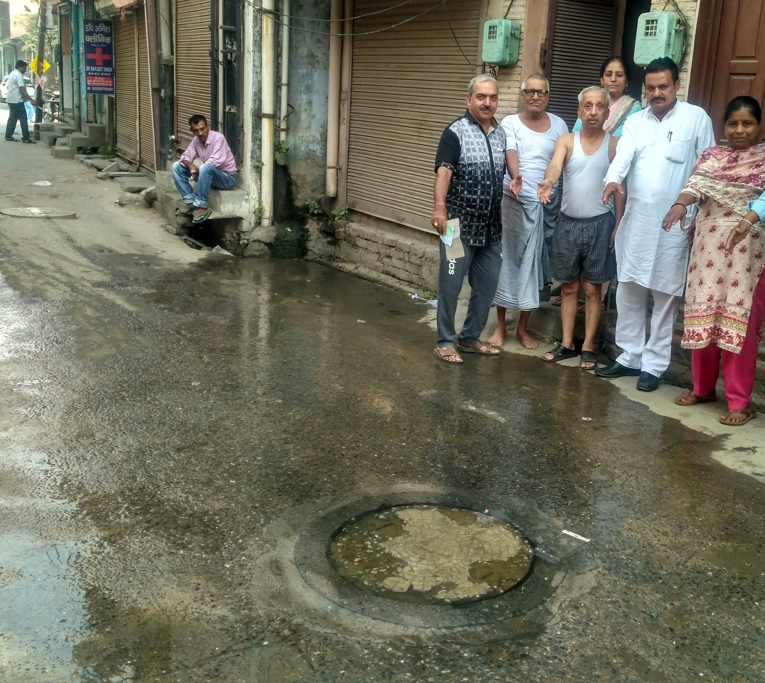 सीवर जाम के चलते लोगों का जीवन हुआ नारकीय