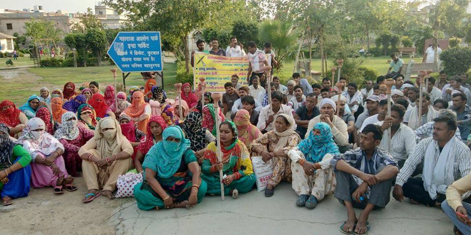 बहादुरगढ़ शहर में सर्व कर्मचारी सघं हरियाणा के आह्मव्न पर नगरपालिका कर्मचारी सघं हरियाणा नें मशाल जुलूस निकाला ।
