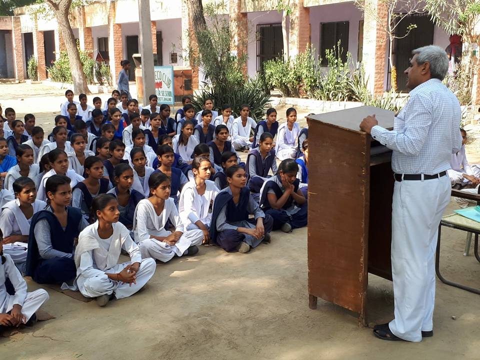 बुपनिया गांव के राजकीय कन्या वरिष्ठ माध्यमिक विद्यालय में कानूनी साक्षरता मिशन के अन्तर्गत कानूनी जागरूकता पर सेमिनार का किया गया आयोजन।