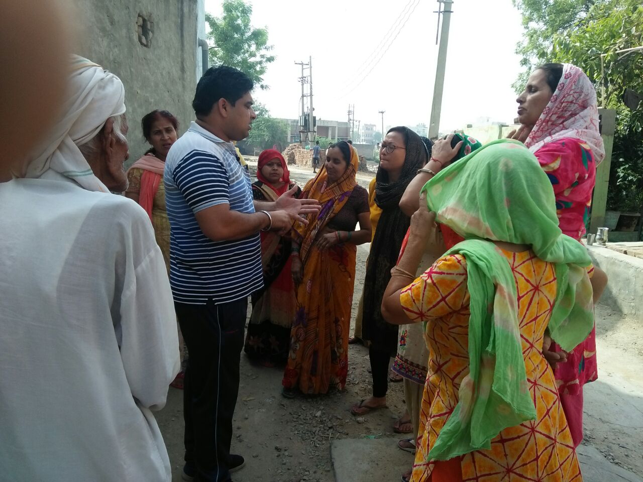 दयानन्द नगर की महिलाओं ने रखी पार्षद सैनी के सामने अपनी समस्या,सैनी बोले दयानन्द नगर से राजनितिक नहीं पारिवारिक रिश्ता--सैनी