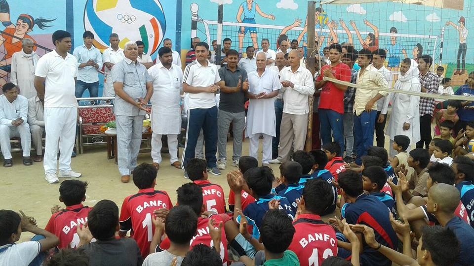 दुल्हेड़ा में आयोजित विभिन्न खेल प्रतियोगिताओं के खिलाड़ियों का पुलिस अधिकारियों व सरपंचों ने बढ़ाया मनोबल ।