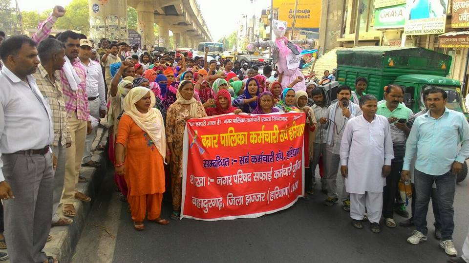 बहादुरगढ़ में सफाई कर्मचारियों नें शुक्रवार को दसवे दिन भी हड़ताल रखी जारी, शहर की सफाई पुर्ण रूप से रही ठप ।