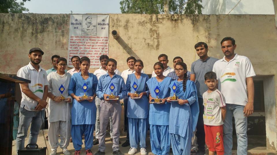 समिति ने किया बोर्ड में अच्छा प्रदर्शन करने वाले बच्चों को सम्मानित-