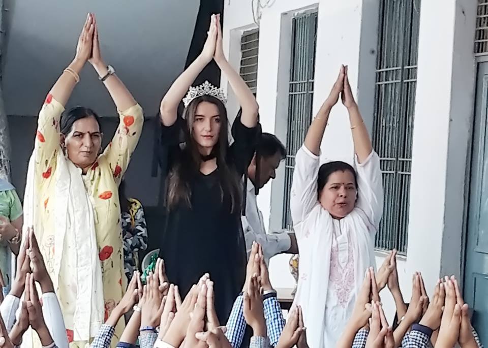राजकीय कन्या वरिष्ठ माध्यमिक विद्यालय बहादुरगढ़ में शिक्षाविद् एवं योगाचार्य अंजू अग्रवाल ने किया योगशाला का आयोजन।