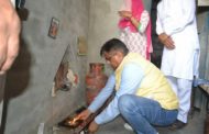 गांव शाहपुर में कृषि मंत्री ओमप्रकाश धनखड़ ने प्रधानमंत्री उज्ज्वला योजना की लाभार्थी के घर खुद पहुंचाया चूल्हा व गैस सिलेंडर