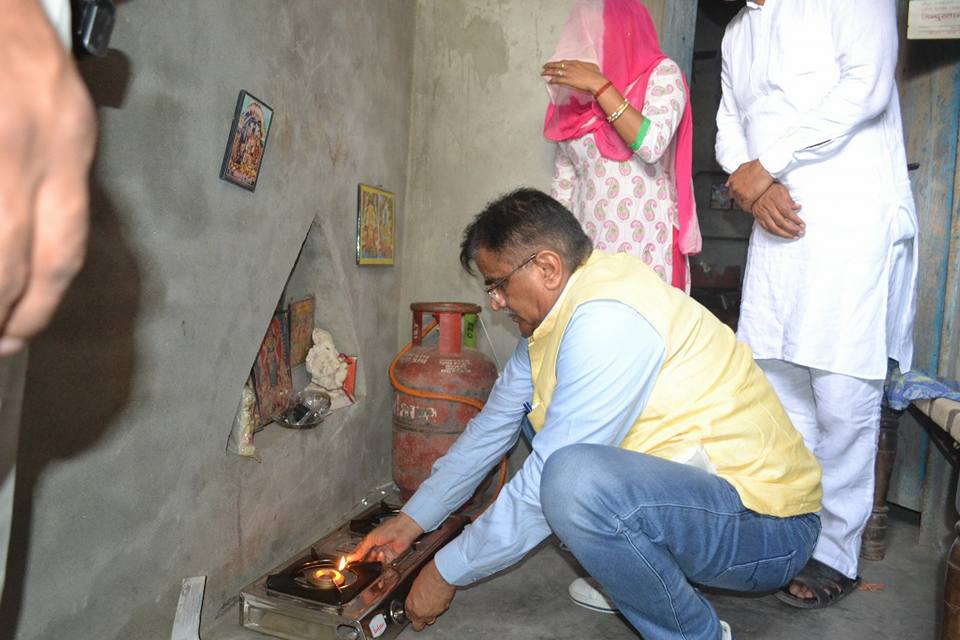 गांव शाहपुर में कृषि मंत्री ओमप्रकाश धनखड़ ने प्रधानमंत्री उज्ज्वला योजना की लाभार्थी के घर खुद पहुंचाया चूल्हा व गैस सिलेंडर