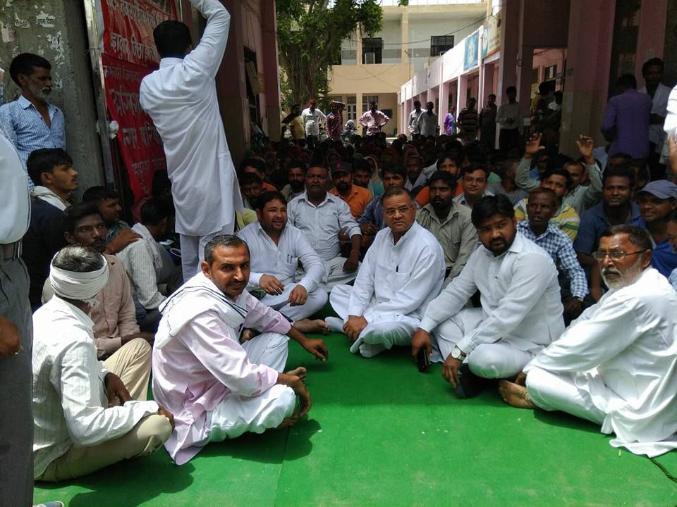 बहादुरगढ़ शहर में सफाई कर्मचारियों नें मंगलवार को सातवे दिन भी हड़ताल रखी जारी, शहर की सफाई पुर्ण रूप से रही बन्द ।
